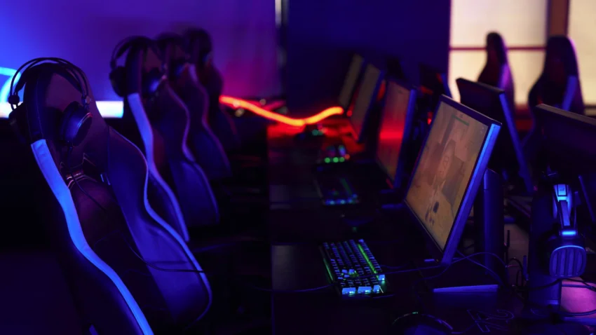 مقهى ألعاب إلكترونية بأجهزة حاسوب وإضاءة نيون