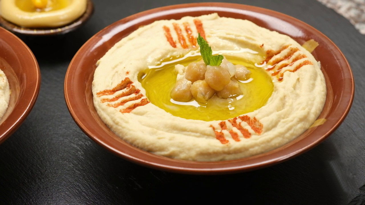 “خلي رمضانك بالنكهة اللبنانية” .. طريقة عمل الحمص اللبناني في 15 دقيقة بس وغيري في شكل سفرتك