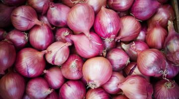 full frame shot of onions in market stall 562386223 59b97e59845b340010f8d76e