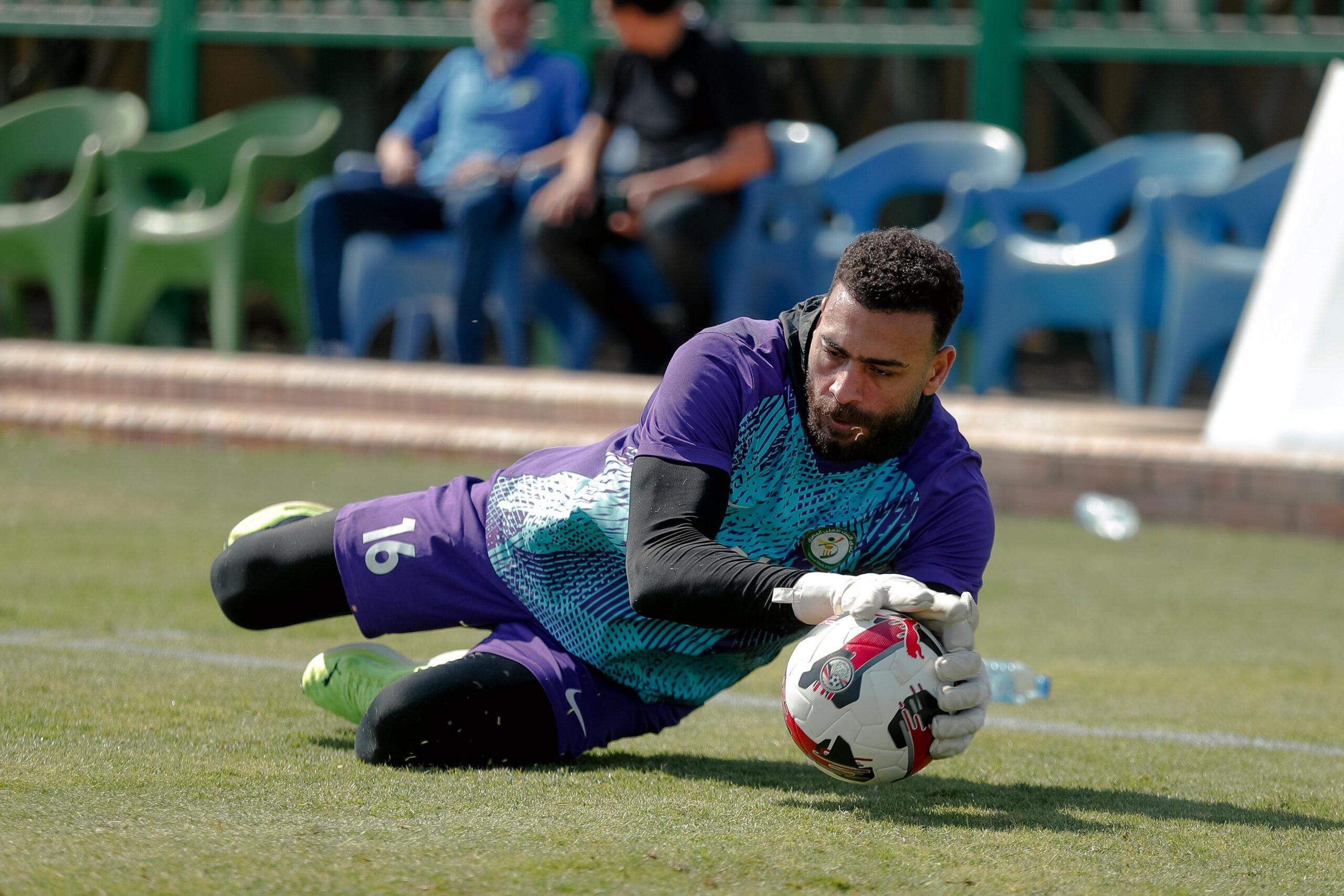 محمد أبو جبل يشارك في مران حراس البنك الأهلي تمهيدا للعودة للمباريات