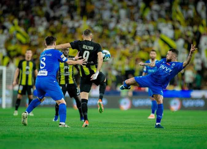 هدف أبيض لـ بنزيما.. شوط أول سلبي بين الهلال والاتحاد في كأس الملك