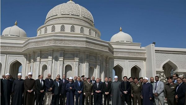 رئيس الوزراء يفتتح مسجد “العلى العظيم” بألماظة ويؤدى صلاة الجمعة