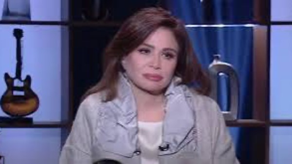 إلهام شاهين تهاجم فنانة محجبة معتزلة..ما السبب؟| فيديو