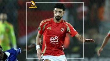 ليلة تتويج الأهلي بالدوري.. وسام أبو علي يهدي قميص “السوبر هاتريك” لمتعب