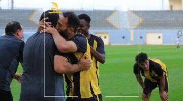 احتفال لاعبى المقاولون العرب والجهاز الفنى بعد التأهل رسميا للدورى.. صور