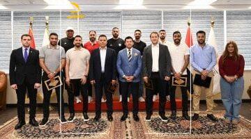 وزير الرياضة يستقبل بعثة الرياضيين العائدين من ليبيا في مقر الوزارة باحتفاء كبير