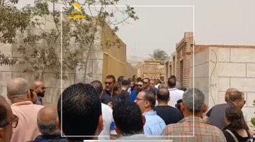 عاجل.. 
                                            منهار وبيسلم على الناس.. أول ظهور لـ”عمرو الدجوي” في جنازة شقيقه.. صور