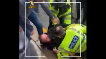 عاجل.. 
                                            لحظة اعتقال الشرطة البريطانية لشخص دهس المارة فى احتفالات ليفربول.. فيديو