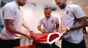 تكريم خاص.. فيفا يطلب توقيع نجوم الأهلي على قمصان تاريخية قبل تسليمها