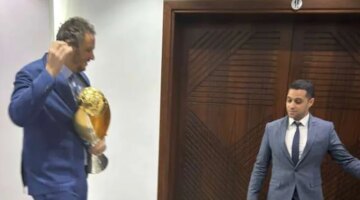 بأغلى سلاح.. ممدوح عيد يصل اجتماع اتحاد الكرة بكأس دوري أبطال إفريقيا بالصور