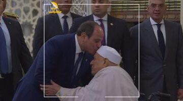 مشهد مؤثر.. الرئيس السيسي يقبل رأس الدكتور أحمد عمر هاشم في لقطة تقدير عظيمة بصلاة عيد الأضحى
