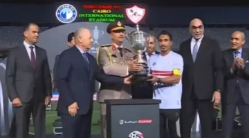 درس في الوفاء.. شيكابالا يهدي كأس مصر لعبد الشافي في لقطة وداع مؤثرة بعد تتويج الزمالك