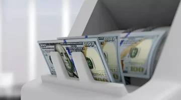 الدولار طار.. قفزة جديدة للعملة الأمريكية أمام الجنيه في 10 بنوك