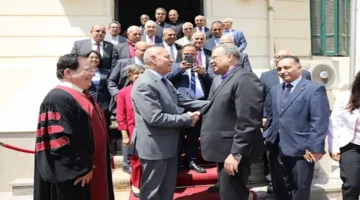 لما العيد يجمع.. محافظ القاهرة يستقبل رئيس الطائفة الإنجيلية للتهنئة بعيد الأضحى المبارك