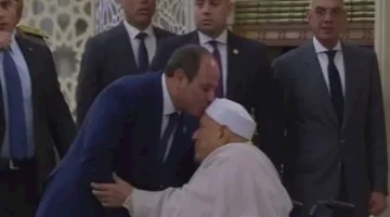 السيسي فاجئ الكل.. الرئيس يقبل رأس الدكتور أحمد عمر هاشم في مشهد مؤثر خلال صلاة عيد الأضحى (فيديو)