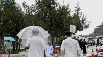 أمطار غزيرة تضرب الباحة.. أجواء ساحرة تُزين المنطقة بضباب كثيف