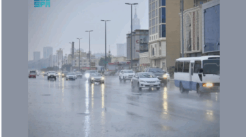 رذاذ خفيف يلامس أقدس البقاع.. أمطار تزين سماء مكة المكرمة