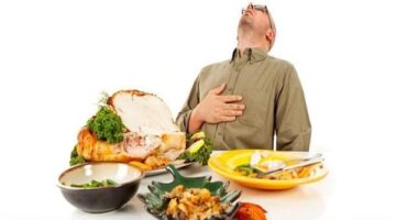 أطعمة يومية خطيرة.. 4 عادات غذائية قد تزيد خطر الإصابة بالسرطان