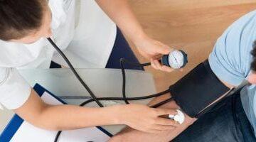 انخفاض ضغط الدم.. متى يستدعي زيارة الطبيب؟ أعراضه وعلاجه