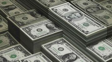 تراجع مفاجئ.. الدولار ينخفض مع توقعات خفض الفائدة الأمريكية في سبتمبر