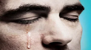 صحة.. كبت البكاء يسبب جفاف العين والصداع