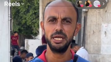 مأساة إنسانية.. صحفي غزاوي يترك الكاميرا بحثاً عن الدقيق لإطعام أطفاله