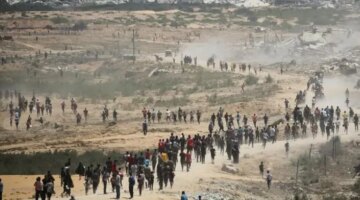 مأساة في غزة.. انقلاب شاحنة مساعدات يقتل 20 شخصاً