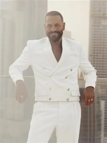 البدلة البيضاء 