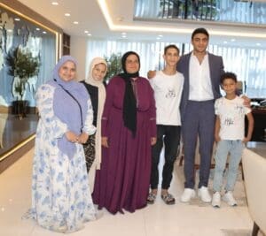 من محطة وقود إلى قلوب الملايين.. قصة الطفل الذي هزم الآلة الحاسبة