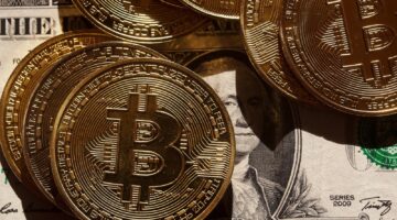 خسائر قياسية بـ 1.7 مليار دولار.. سعر البيتكوين يهوي إلى 112 ألف دولار | تطور جديد في سوق العملات المشفرة
