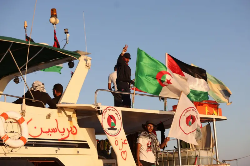 أسطول الصمود العالمي: باقي أقل من 145 ميل عن غزة! وسفن عسكرية مجهولة الهوية تحوم حولنا 4 أسطول الصمود العالمي: باقي أقل من 145 ميل عن غزة! وسفن عسكرية مجهولة الهوية تحوم حولنا