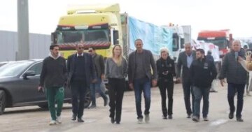 بـ 15 طناً من المساعدات أنجلينا جولي تتفقد مخازن إمدادات