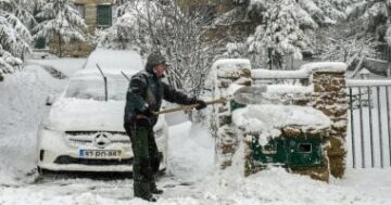 ثلوج وصقيع آلاف المسافرين في أوروبا يواجهون شلل السكك الحديدية