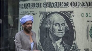 الدولار يتخطى حاجز 48 جنيهًا في البنوك المصرية وسط ارتباك