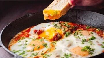 بيض بالبسطرمة والخضار طبق مشبع ببروتين عالٍ يقلل الشعور بالجوع