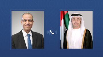 عبدالله بن زايد ووزير الخارجية المصري يبحثان هاتفياً العلاقات الأخوية