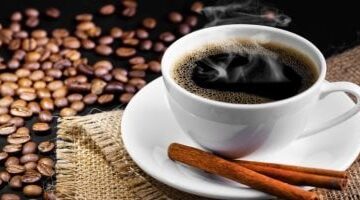 لماذا يجب عليك الانتظار 45 دقيقة قبل شرب القهوة فور