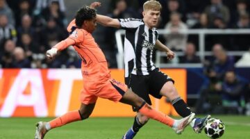 برشلونة يراقب موهبة نيوكاسل يونايتد لضمها في الصيف