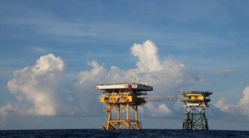 تتردد الأغنية الملحمية إلى الأبد على الجرف القاري