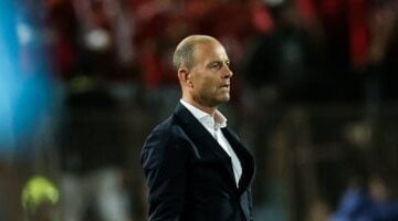 توروب يبدأ رحلة تصحيح أخطاء لاعبي الأهلي على الطائرة اعرف