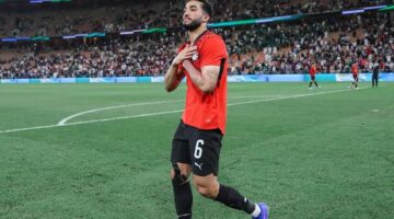 جريدة مانشيت مرموش يقود لاعبو المنتخب لدعم محمد عبدالمنعم أثناء