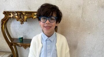 طفل مسلسل اللون الأزرق مبسوط بردود الفعل وحبيت أعبر عن