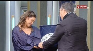 عمرو الليثي يهدى يسرا اللوزي درع لتميزها بمسلسل كان ياما