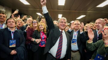 لابورتا ينفذ أول وعد بعد فوزه باكتساح في انتخابات برشلونة