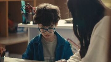 مسلسل اللون الأزرق الحلقة 10 آمنة تنجح فى إلحاق حمزة