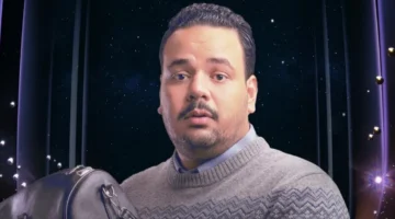 مصطفى غريب الارتجال في هي كيميا؟ بالتنسيق مع المؤلف والمخرج.webp