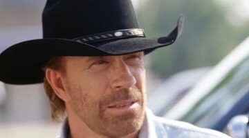 وفاة تشاك نوريس بطل مسلسل Walker Texas Ranger عن عمر
