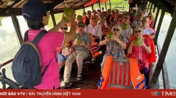 يتردد السياح في حجز الرحلات السياحية، وتكافح شركات السفر للحفاظ