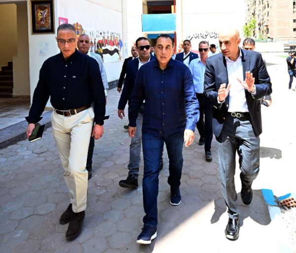رئيس الوزراء يستجيب لنواب الجيزة: استكمال الصرف الصحي والنظافة ومدارس إضافية