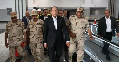 رئيس الوزراء يستقل أتوبيس موظفي العاصمة الجديدة الكهربائي